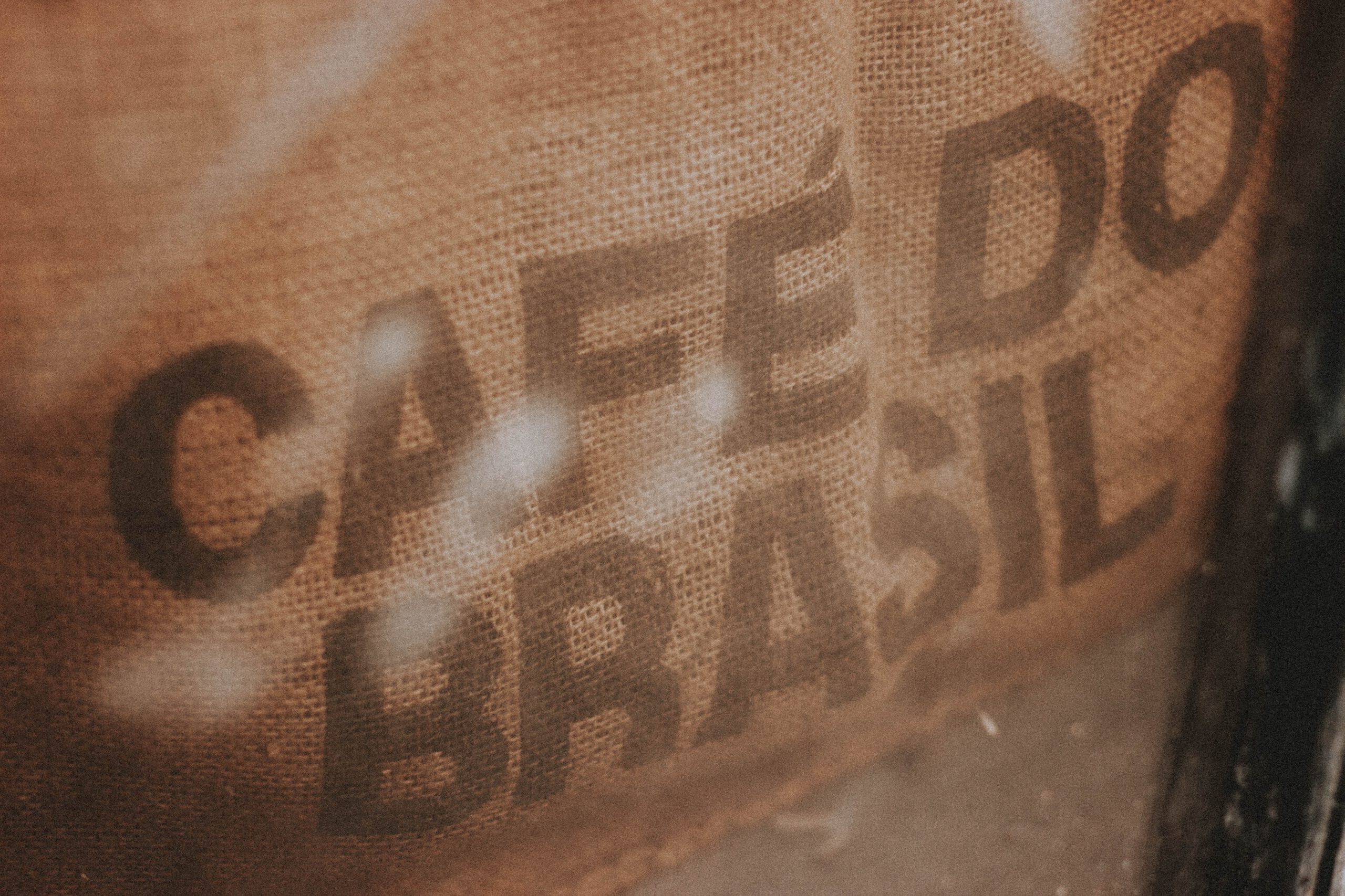 Duży jutowy worek na kawę z napisem cafe do Brasil
