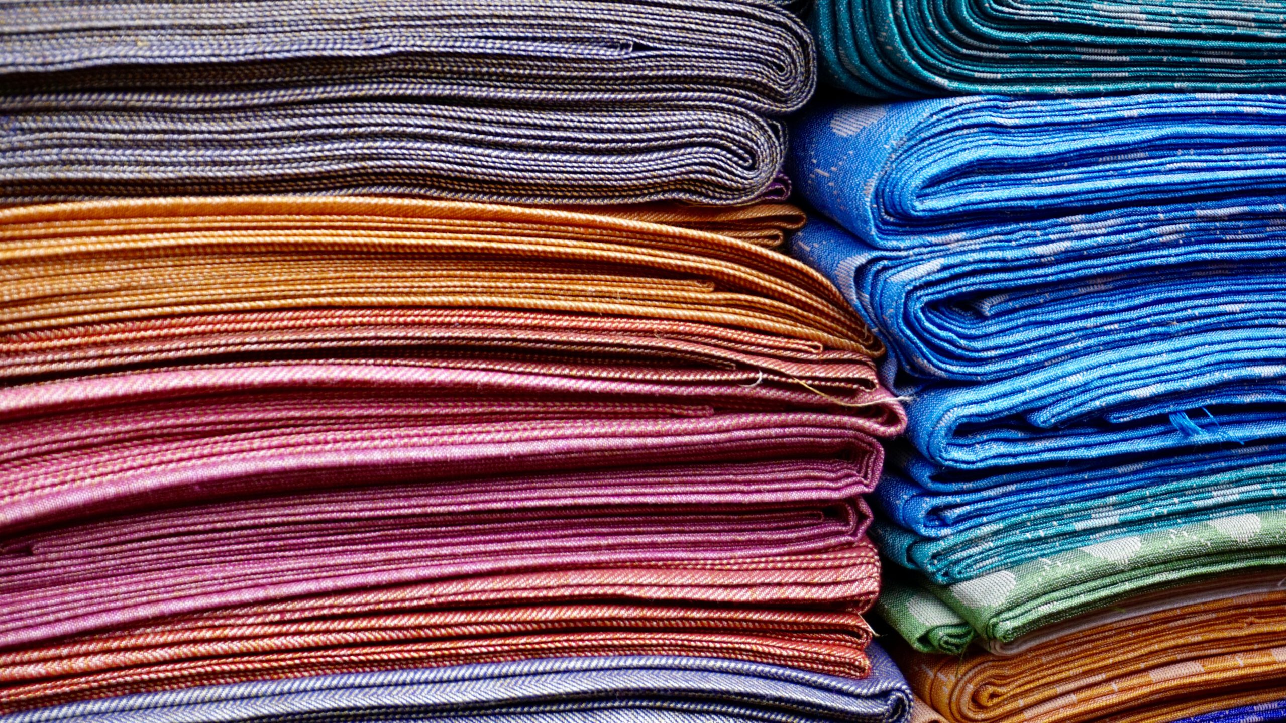 Poskładane kolorowe tkaniny akrylowe