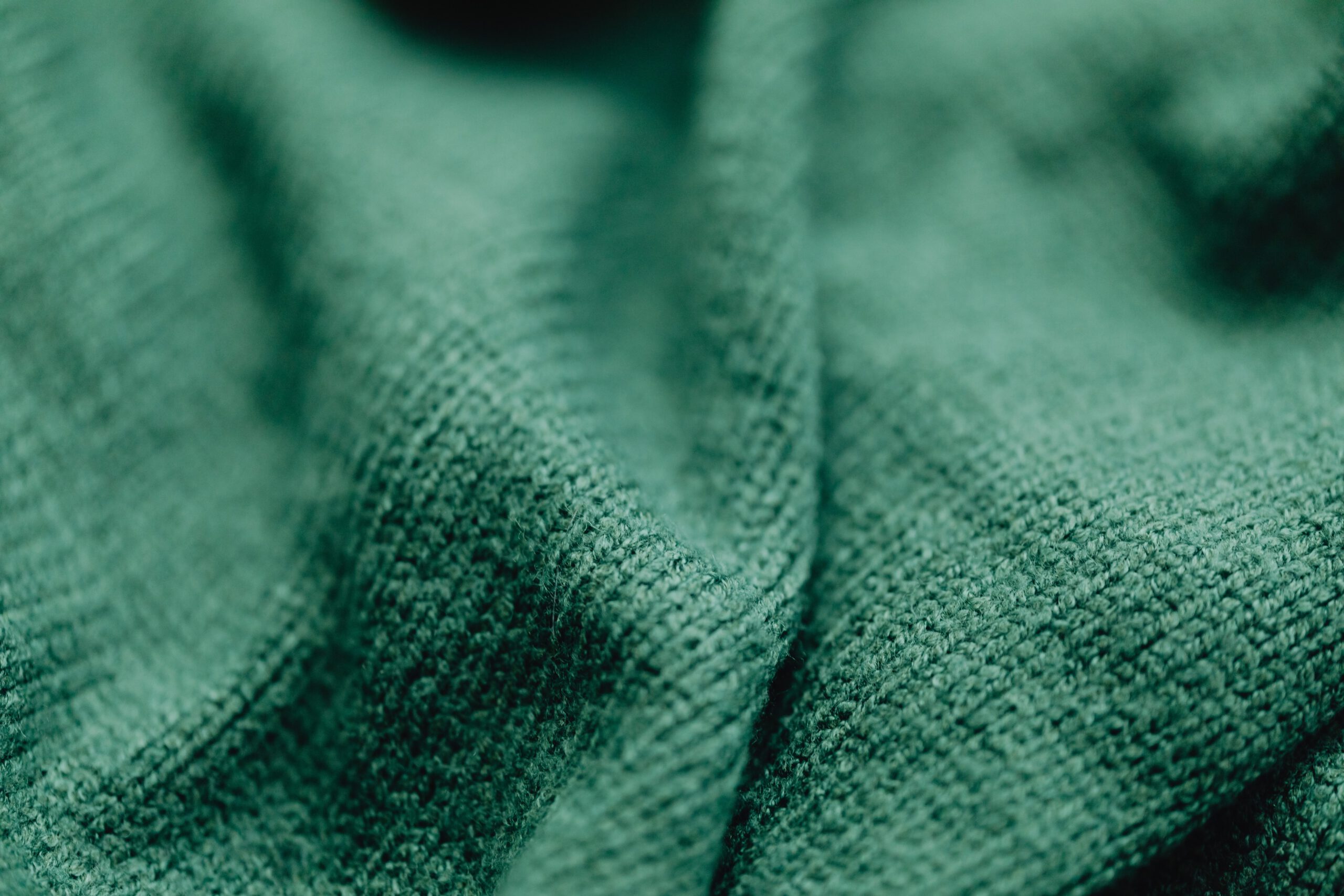 Zielona pofałdowana tkanina z poliestru