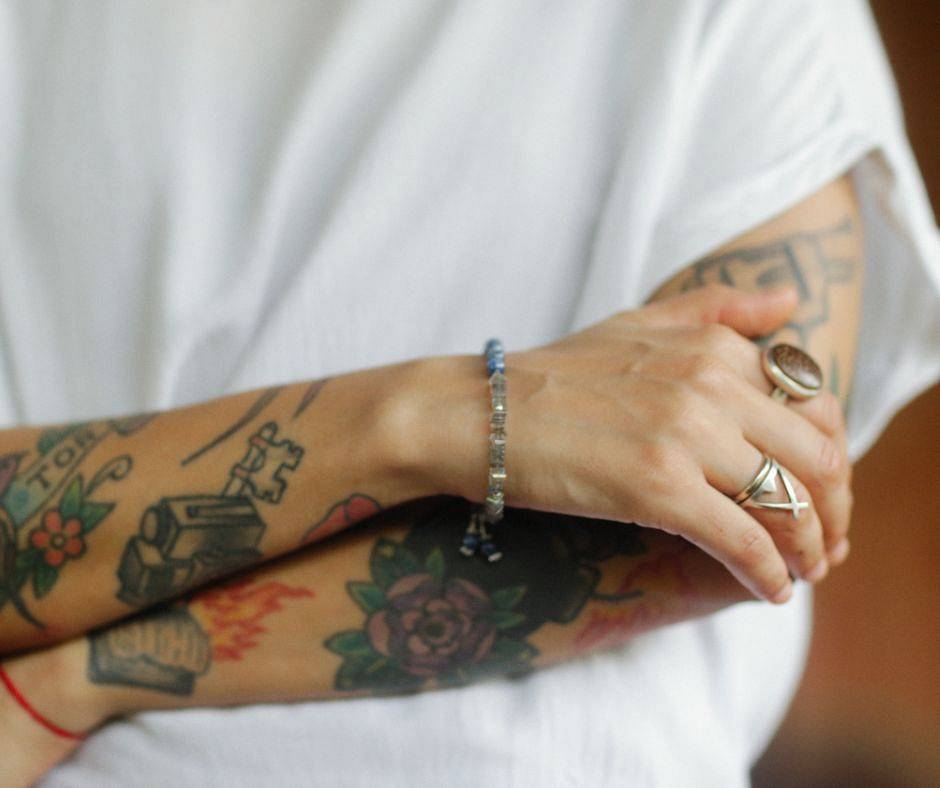 Mężczyzna z modnymi tatuażami na rękach